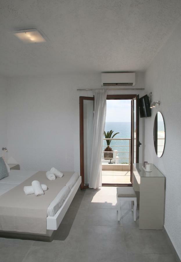 Blue Ocean Apartments Makrýgialos 外观 照片