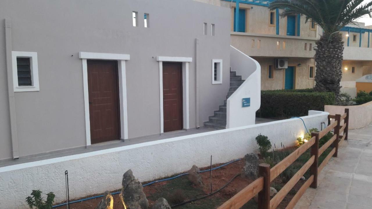 Blue Ocean Apartments Makrýgialos 外观 照片